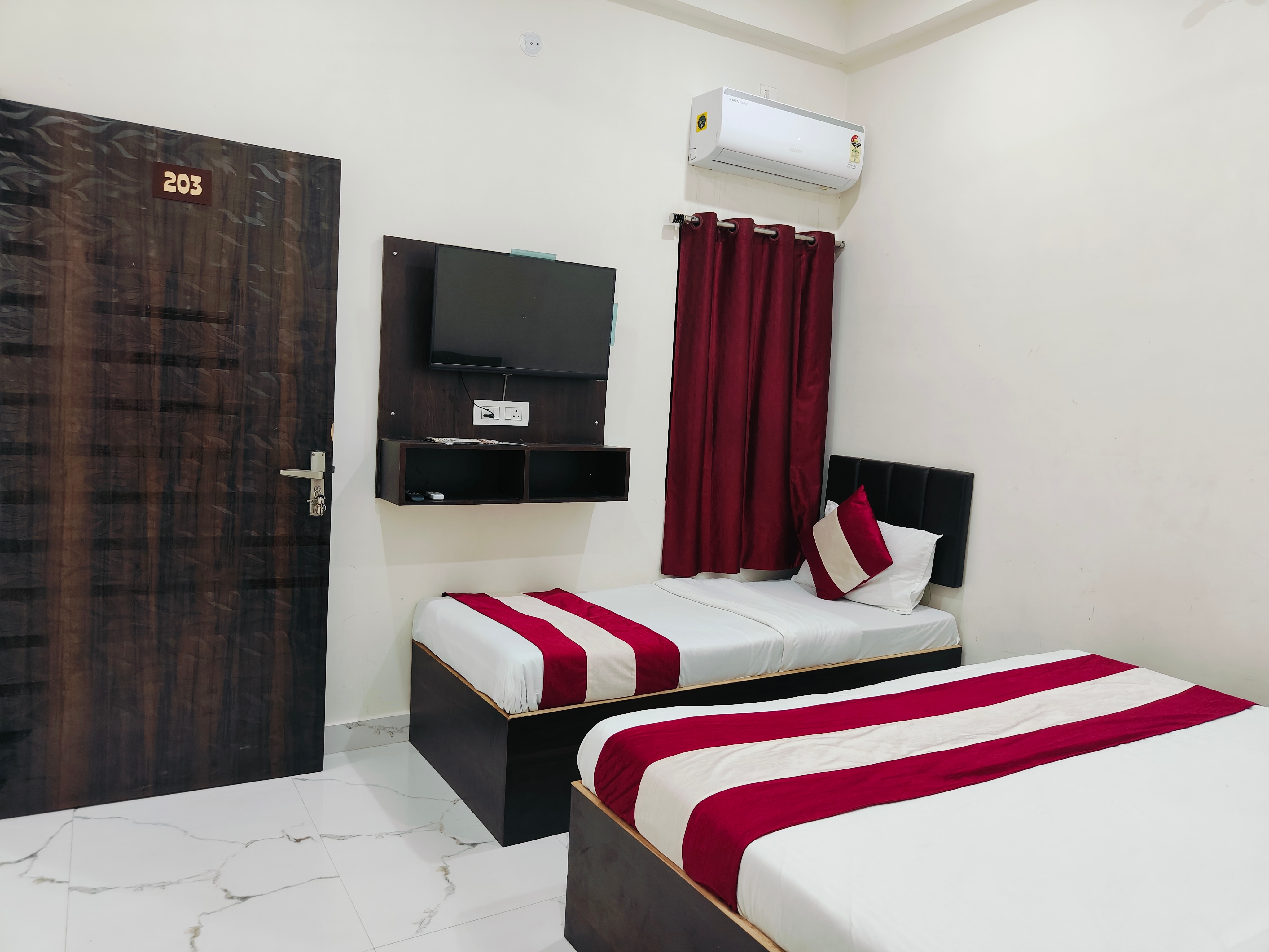 Hotel Mahadev Inn Near Luxa - Tap to explore photos