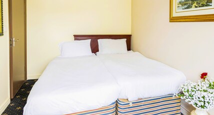 OYO Old Oak Tree Inn Room Type - Standard Twin Room - Shared