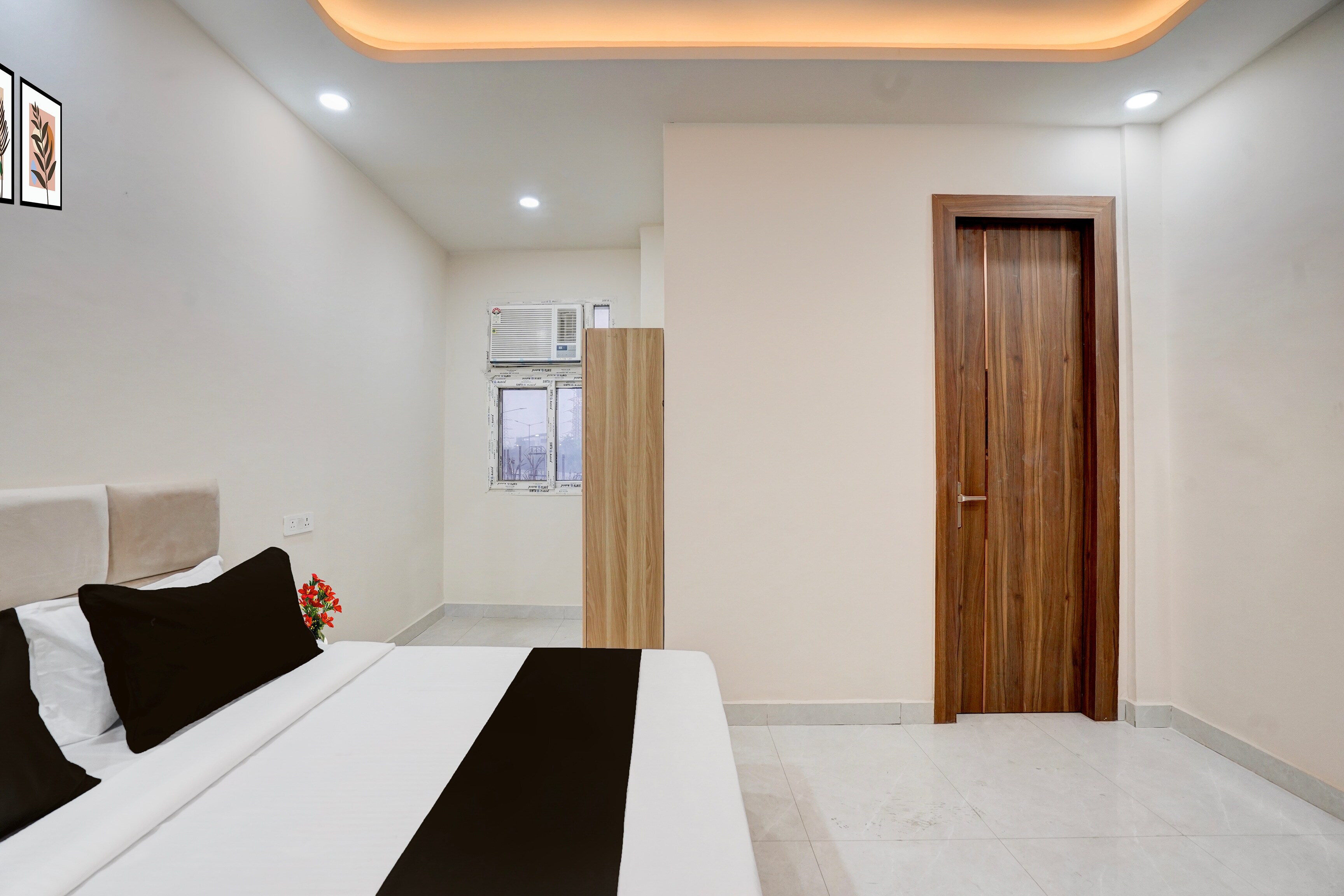 Hotel O Delhi Meerut Expressway Makanpur Formerly Crystal 24 - Tap to explore photos
