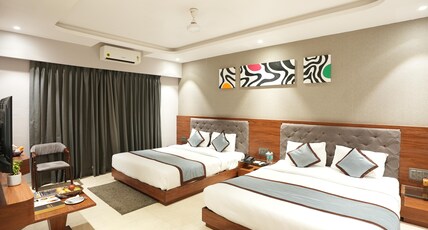 ALAUKIK HOTEL Room Type - Deluxe Quadruple Room