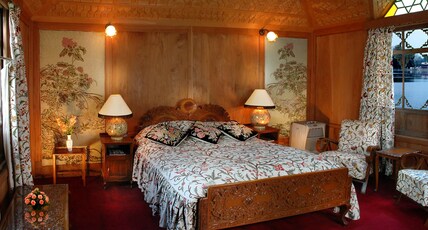 WelcomHeritage Gurkha Houseboats Room Type - Deluxe Room