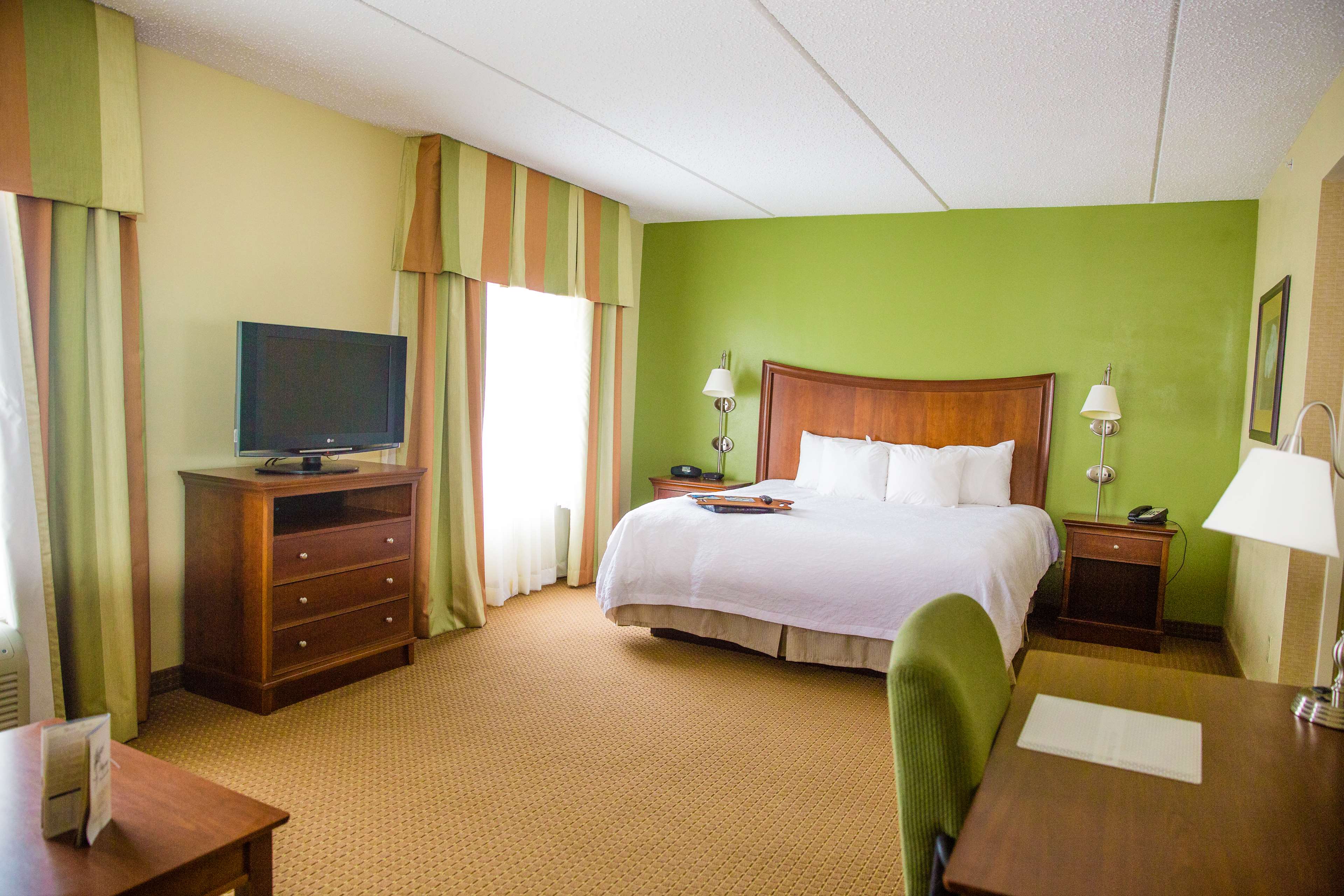 Hampton Inn & Suites by Hilton Blairsville - Tap to explore photos