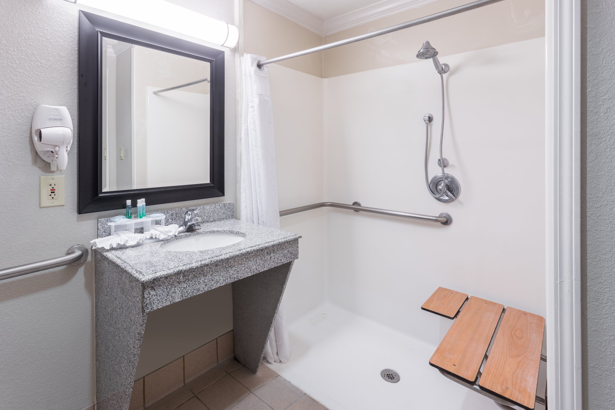 Holiday Inn Express Hotel & Suites Lake Charles - Tap to explore photos