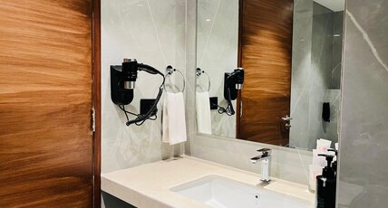 Ramada By Wyndham, Narendra Modi Stadium Motera Room Type - 1 King Bed, Mobility Accessible Room, Non-Smoking
