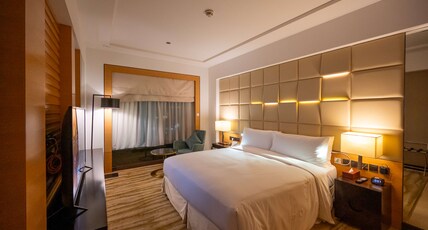 DoubleTree by Hilton Hotel Riyadh - Al Muroj Business Gate Room Type - KING GUEST ROOM