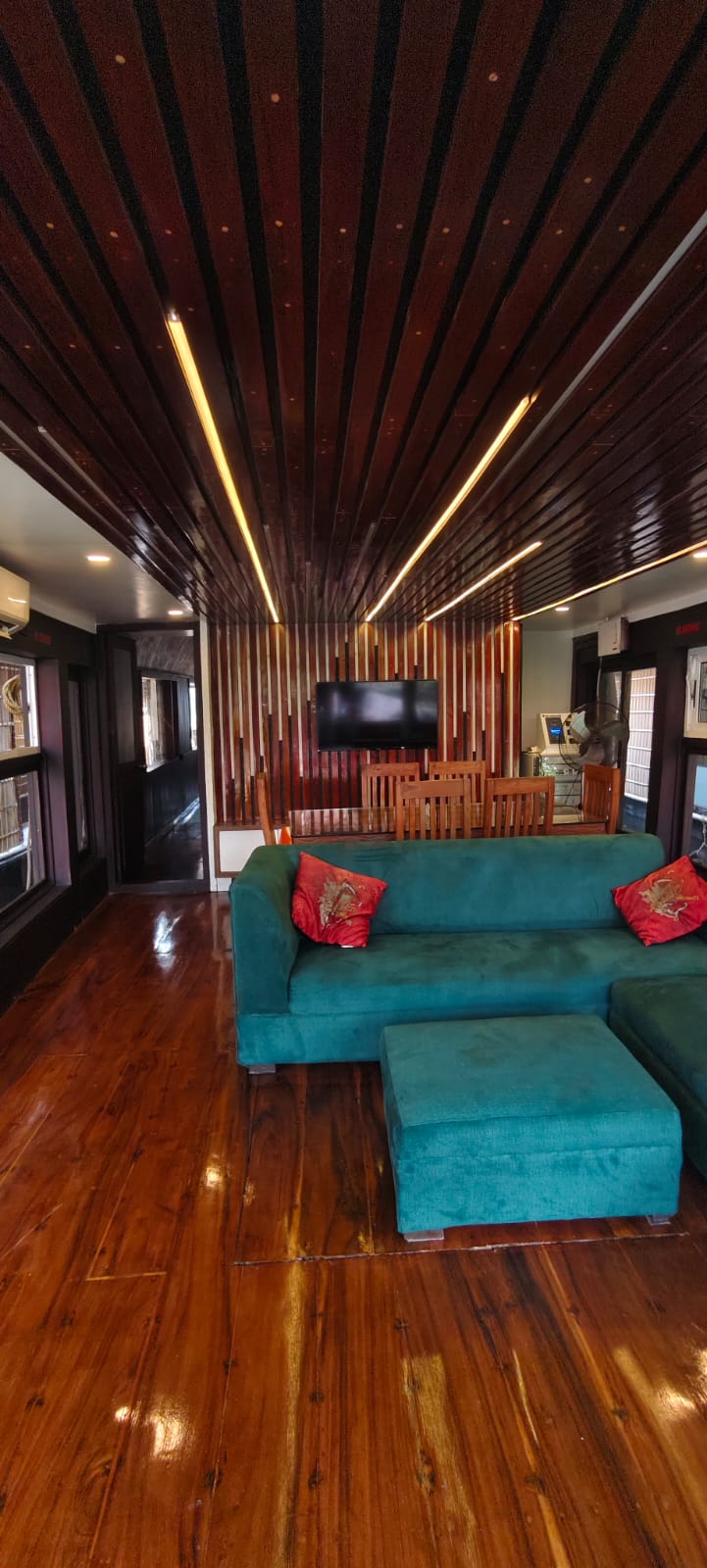 VISTARA BACKWATER CRUISE - Tap to explore photos