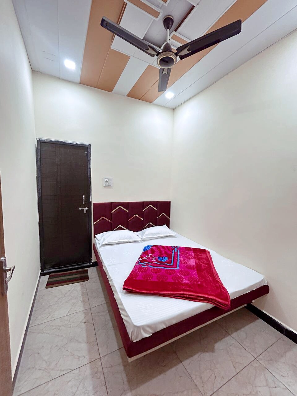 Hotel Red Rose - Tap to explore photos