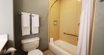 Holiday Inn Express & Suites Pearland, Texas Room Type - 2 Queen Beds Ste Additional Living Area