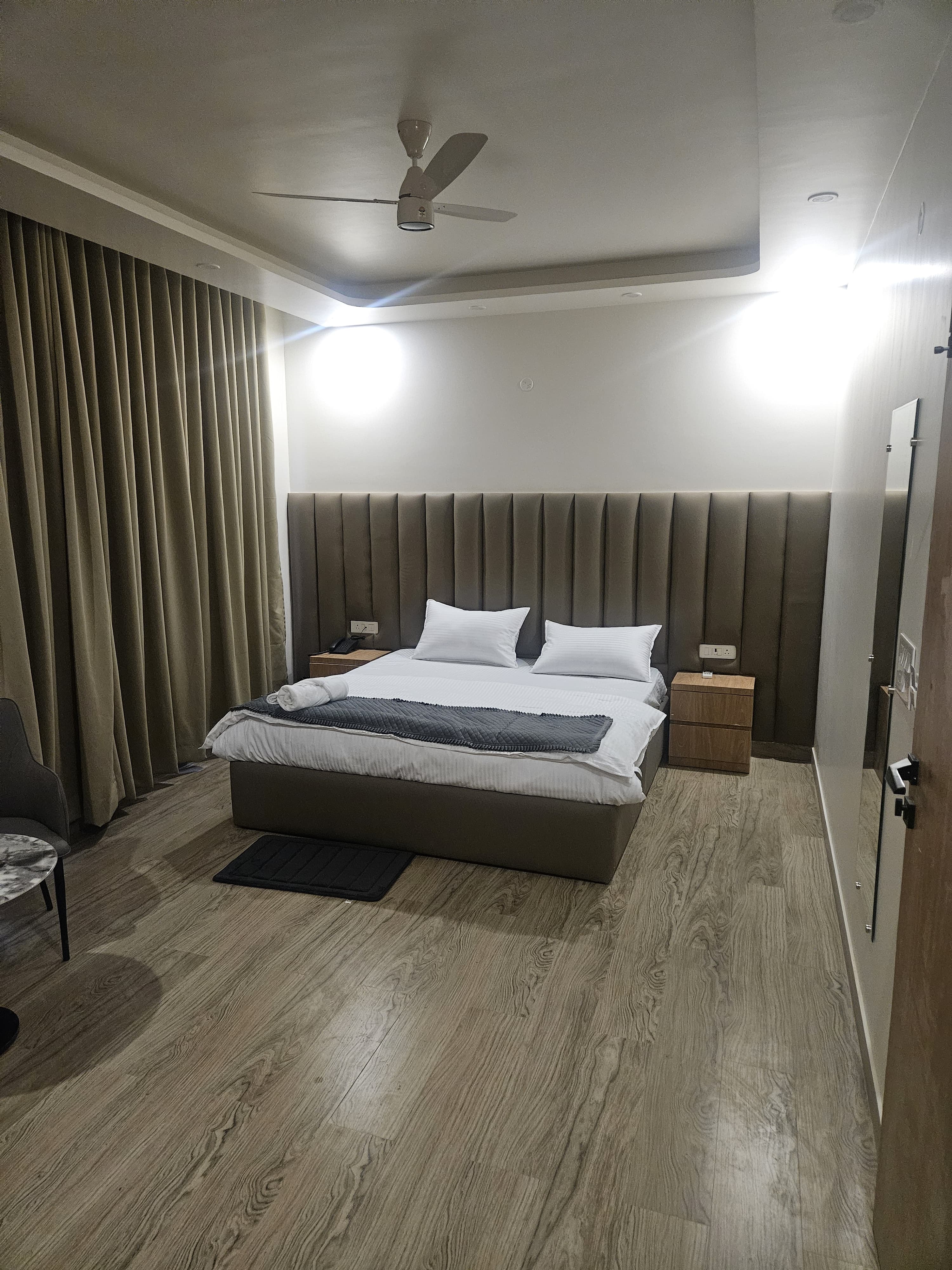 Hotel sarovar palace - Tap to explore photos