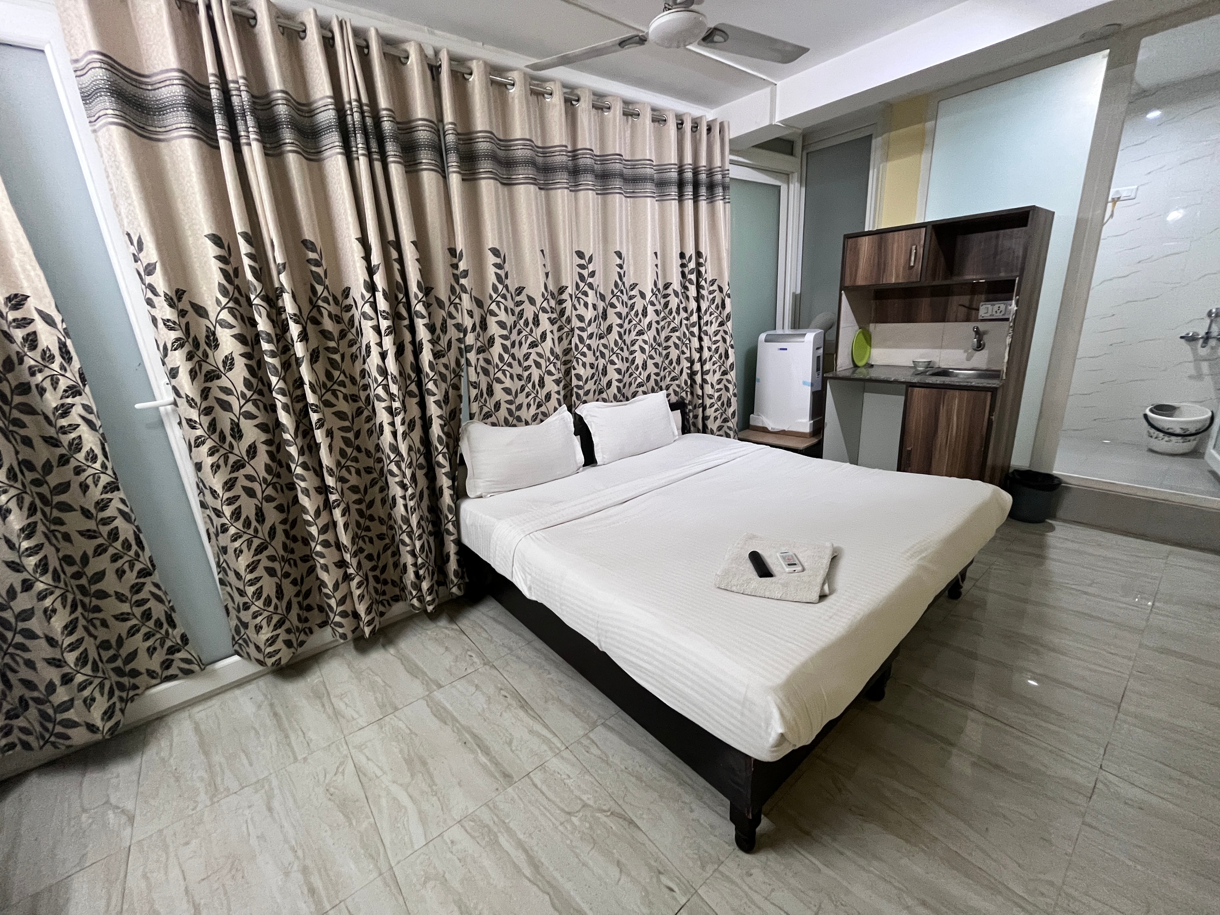 NUAB House-Fortis/MAX/MEDANTA/Paras/HUDA Met - Tap to explore photos