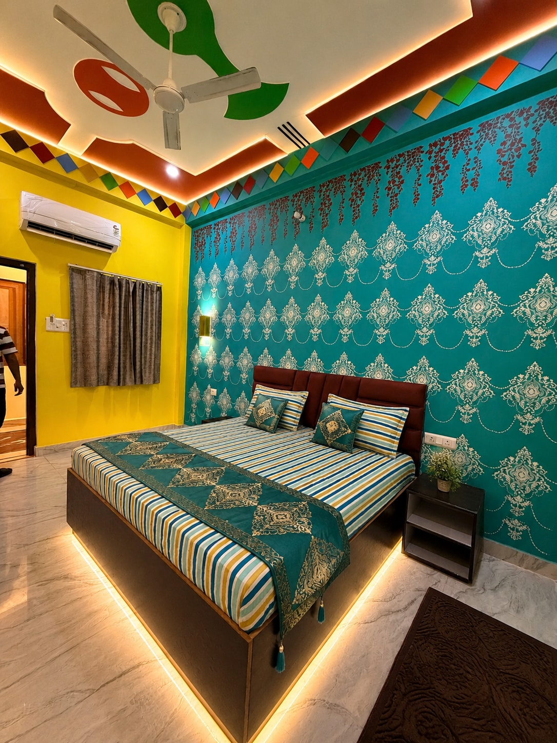 Keshav vatika palace/ just few meter from Ram Mandir Gate - Tap to explore photos