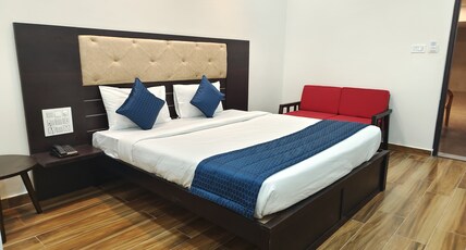 THE LAKE VIEW HOTEL AND RESTAURANT Room Type - EXECUTIVE DELUXE ROOM