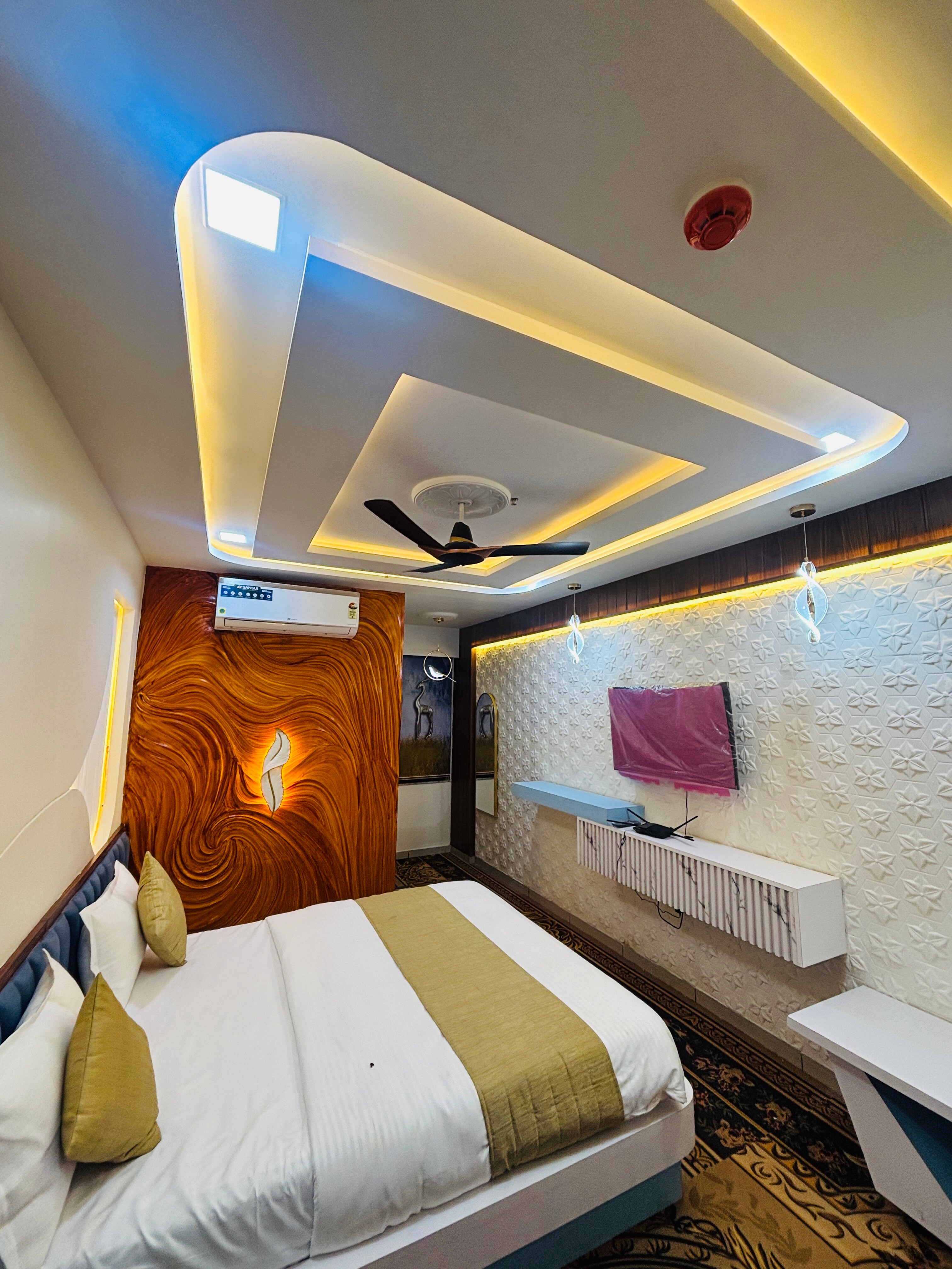 Hotel Keshav Inn - Tap to explore photos