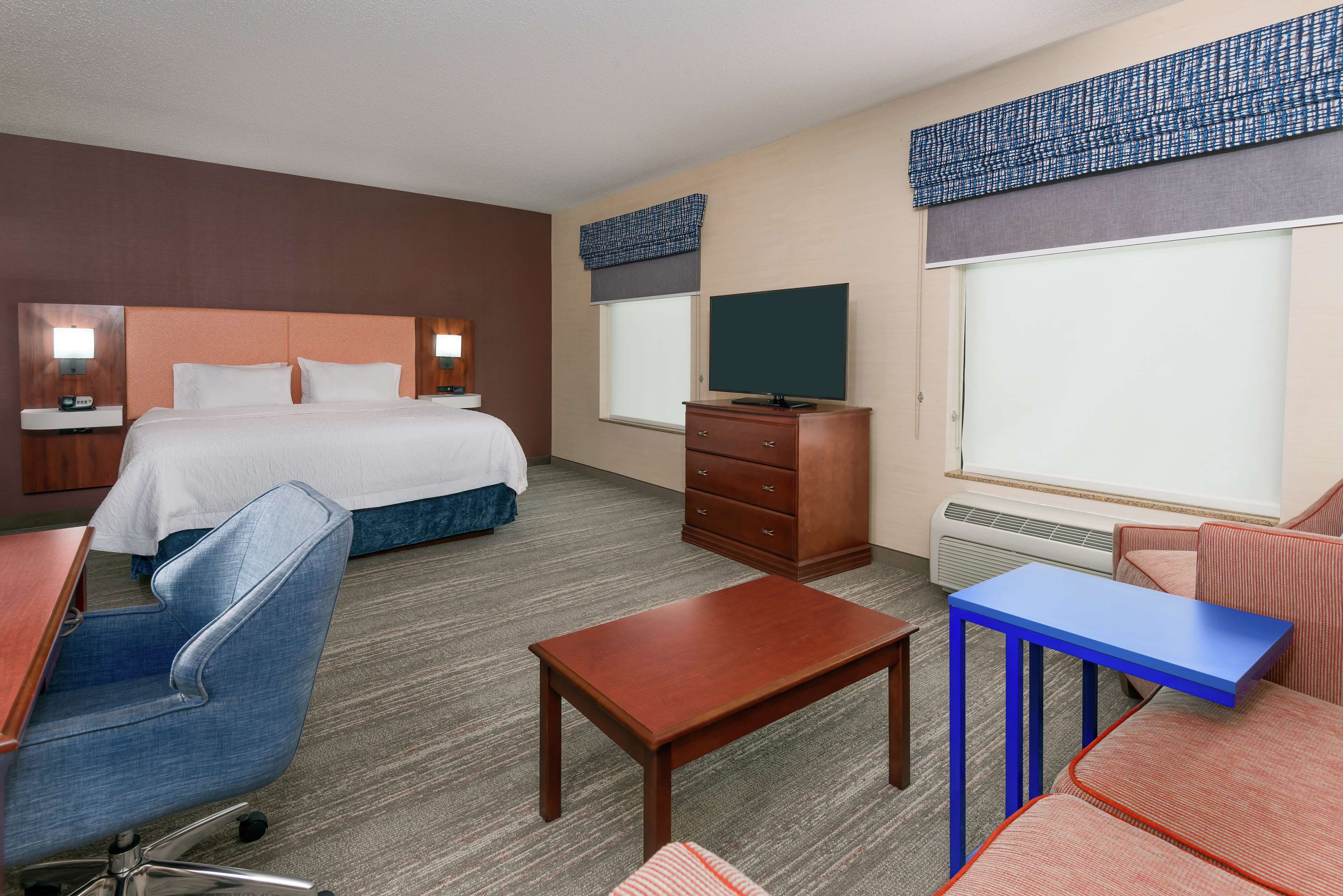Hampton Inn by Hilton Springfield South Enfield - Tap to explore photos