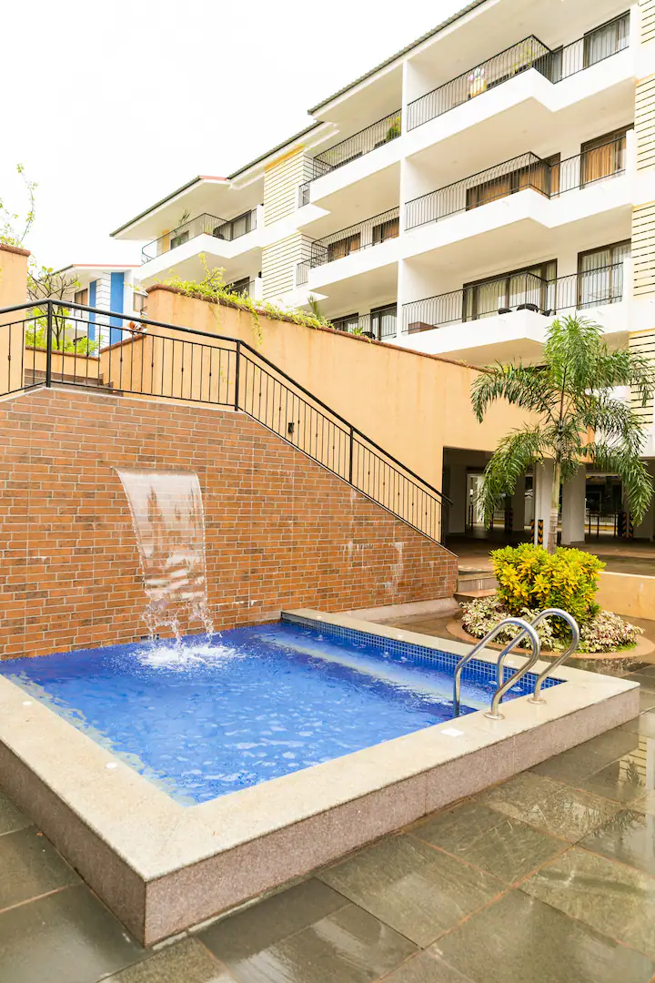 Lush 2BHK apartment w/wi-fi/park/pool @ baga beach - Tap to explore photos
