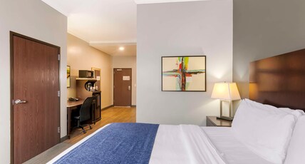 Best Western Plus Olathe Hotel Room Type - 1 King Bed, Non-Smoking, Sofabed, 2 Flat Screen Tvs, Microwave And Refrigerator, Work Desk, Wi-Fi, F