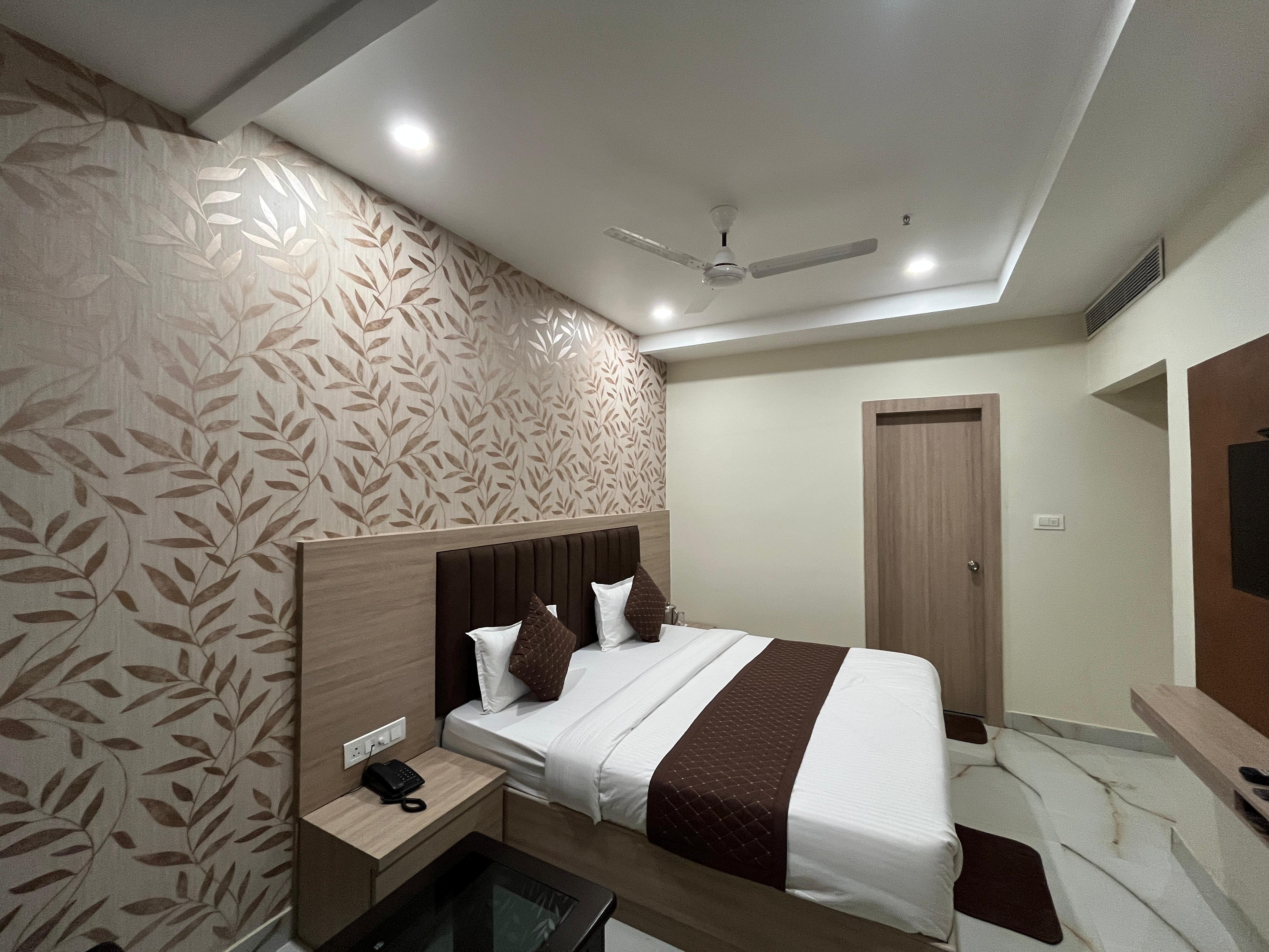 Hotel Soni Palace - Tap to explore photos