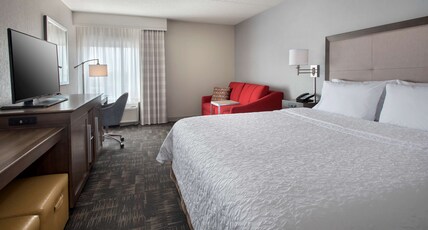 Hampton Inn Boston - Logan Airport Room Type - 1KNG MOB HEAR ACC W TUB NS