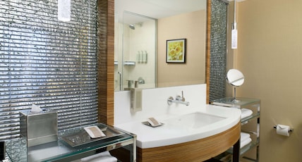 Hilton Waikiki Beach Room Type - 2 QN BED PREMIUM OCEAN VW Hilton Waikiki Beach Room Type - 2 QN BED PREMIUM OCEAN VW