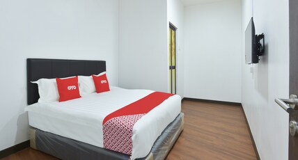 Hotel O Madeena Inn Room Type - Standard Queen