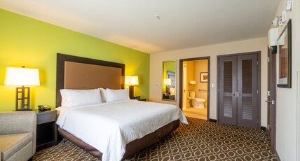 Holiday Inn MURFREESBORO Room Type - 1 King Premium Mobility Accessible Tub