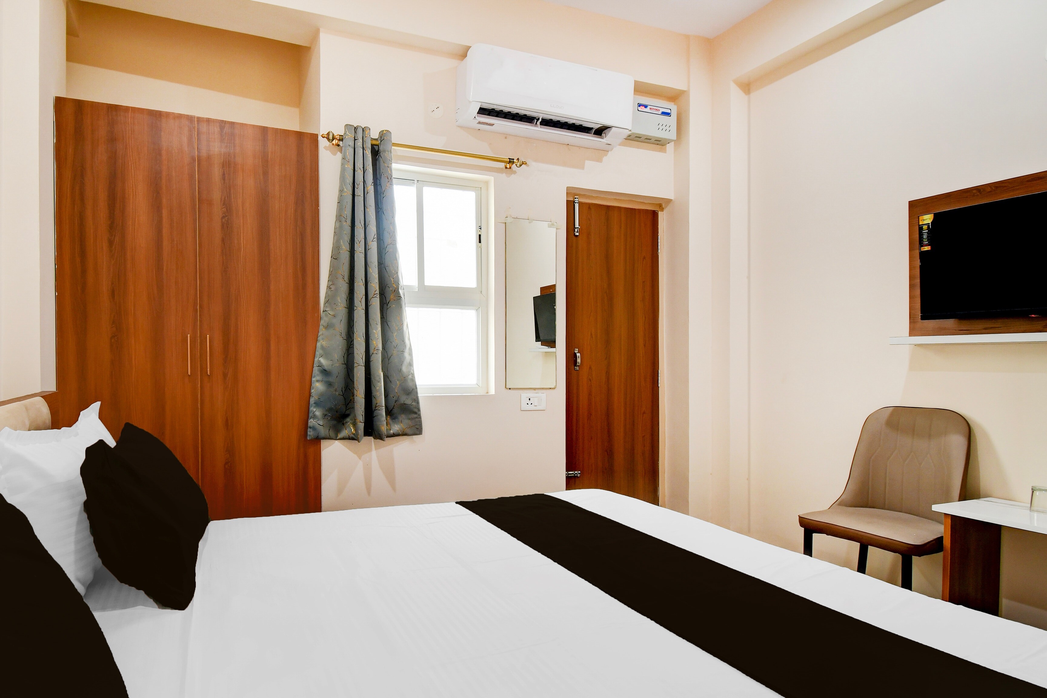 Townhouse Kumhrar Archeological Park Formerly Hotel Karuna Palace - Tap to explore photos