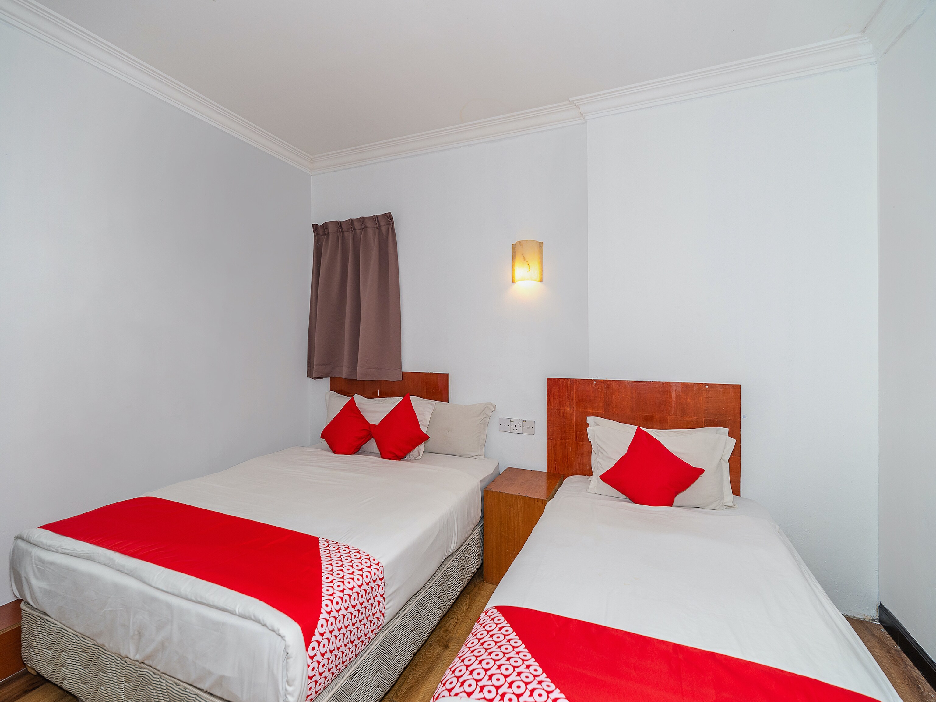 Super OYO 89847 Switz Paradise Hotel - Tap to explore photos