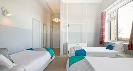 OYO The Green Man Pub And Hotel Room Type - Standard Quad Room
