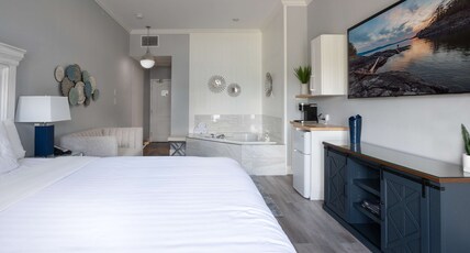 Prestige Harbourfront Resort, BW Premier Collection Room Type - 1 King Bed, Non-Smoking, Jetted Tub, Balcony, Lake View