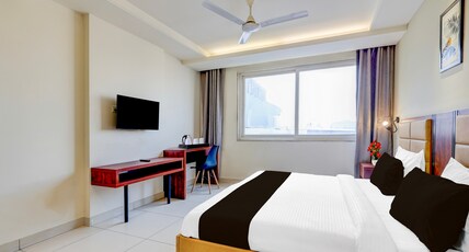 Super Townhouse Oak Sector 39 Medanta Room Type - Classic