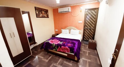 SHRI GANESH HOTEL AND RESTAURANT Room Type - Deluxe AC Room