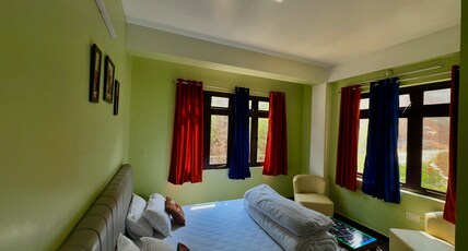 XTSY Traveller's Hostel Room Type - King Room With Mountain View