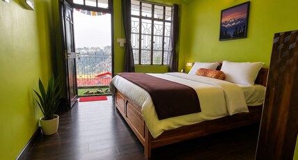Eaglepointhomestay Room Type - Deluxe Double Bed room with Balcony ( Kanchenjunga and Darjeeling town view ) Eaglepointhomestay Room Type - Deluxe Double Bed room with Balcony ( Kanchenjunga and Darjeeling town view )