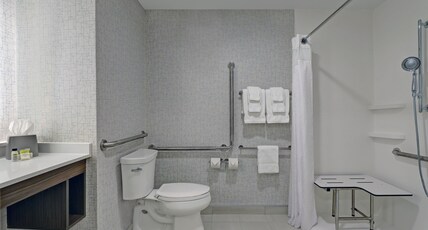 Holiday Inn Express & Suites PORT ELGIN Room Type - 2 Queen Standard Mobil Access Roll Shwr