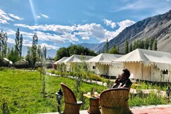 Paramount Camp | Room & Restaurant