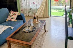 Serene Balcony Retreat Wi-fi & Private Bathroom