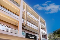 Super Townhouse Pitampura West Enclave