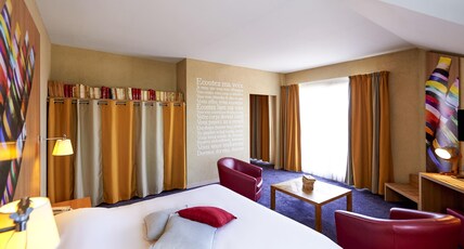 ibis Styles Cholet Room Type - Standard Family Suite with a double bed and twin beds