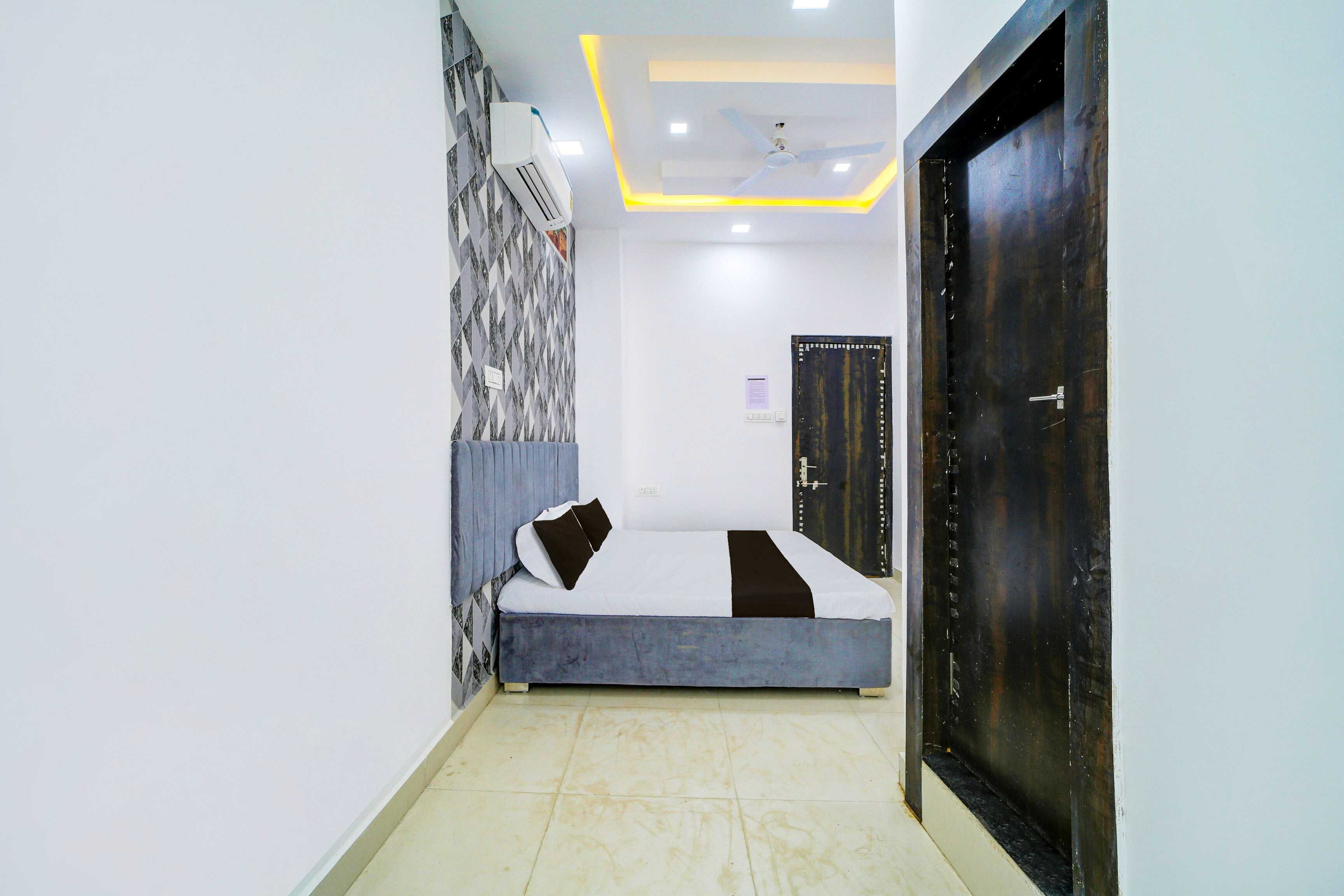 OYO 825082 Hotel shiv Shakti - Tap to explore photos