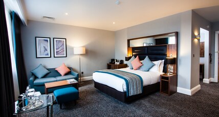 Crowne Plaza LEEDS Room Type - 1 Queen Bed Junior Suite Lounge Access