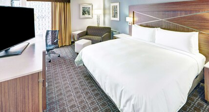 DoubleTree by Hilton Milwaukee Downtown Room Type - 1 KING BED HEARING ACCESSI