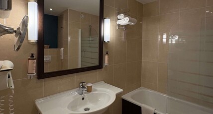 Mercure Angers Centre Gare Room Type - Non-smoking Privilege Room with double bed Mercure Angers Centre Gare Room Type - Non-smoking Privilege Room with double bed