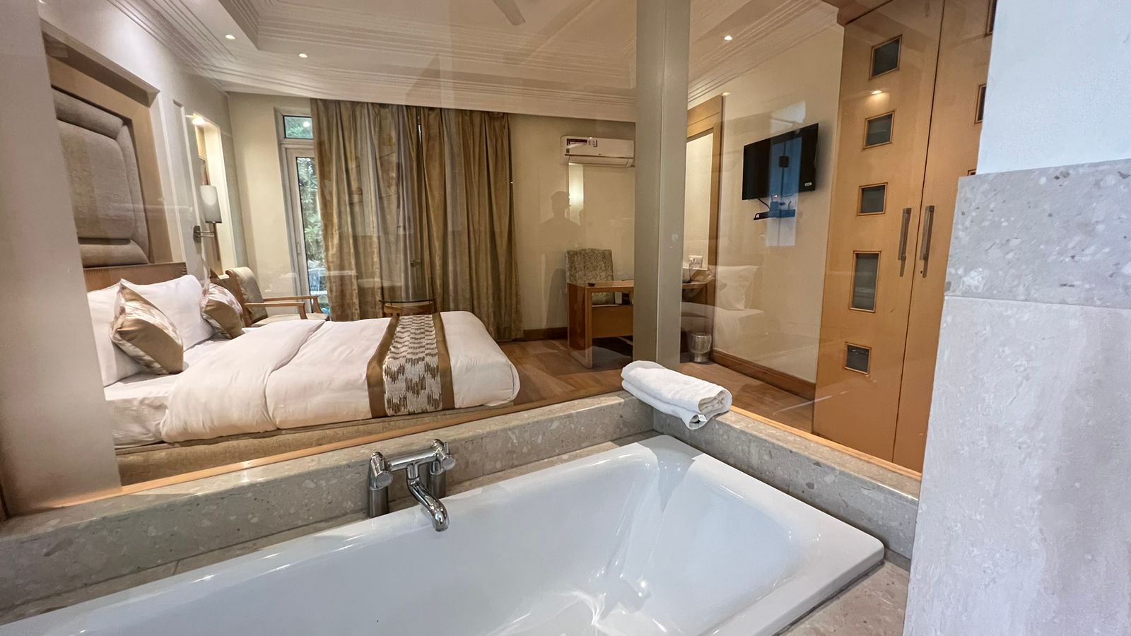 The Anovia Stays - All Bathtub Rooms - Tap to explore photos