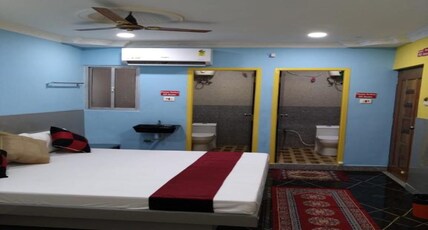 Hotel Gayathri Stay Room Type - Deluxe Six Bedded Room