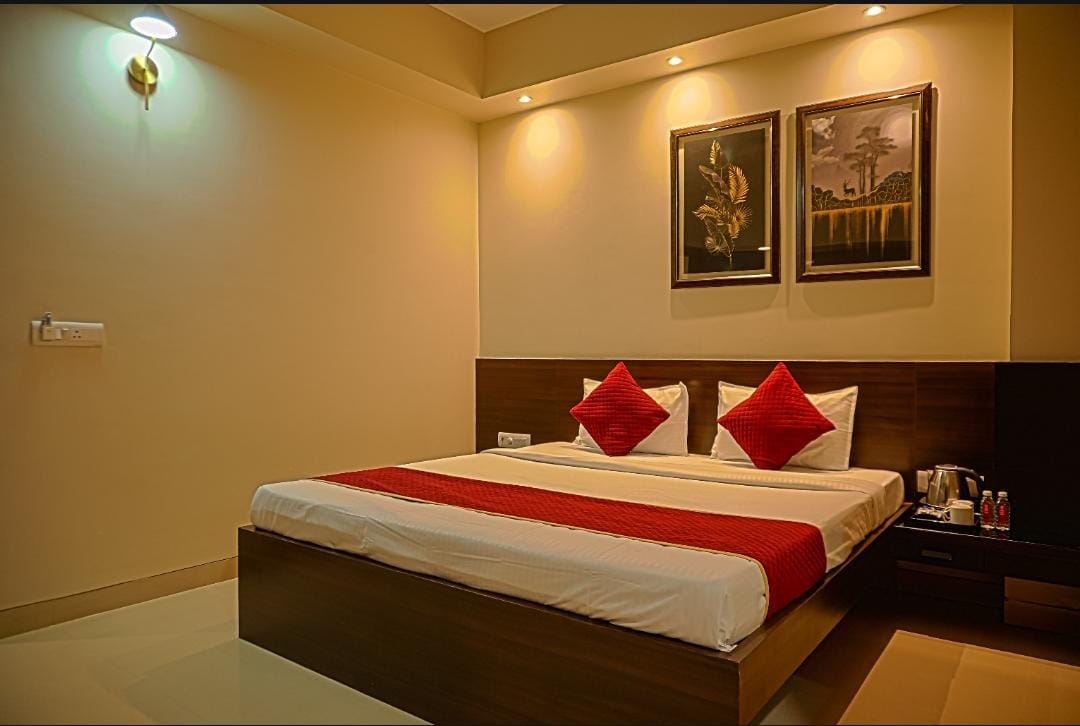 Hotel Shelter 150 M From Charbagh Railway Station - Tap to explore photos
