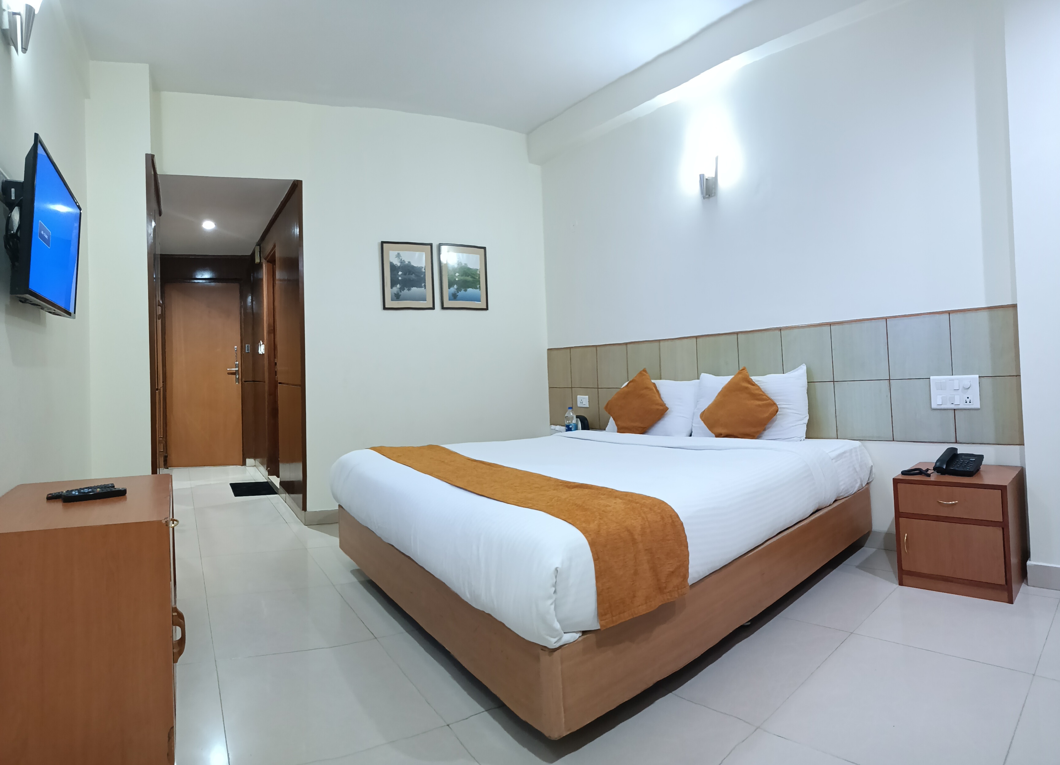 Hotel Broadways Inn - Tap to explore photos