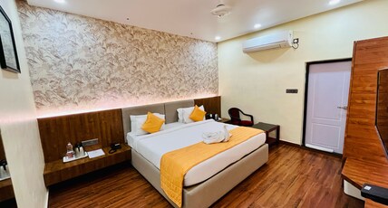 Shankar Bhavan by Vinayak Hotels Room Type - Premium Deluxe