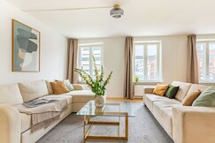 Sanders Regent Chic 3Bdr Apt with Balcony