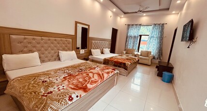 Alaknanda Motel & Restaurant Room Type - Non AC Family room With Balcony Alaknanda Motel & Restaurant Room Type - Non AC Family room With Balcony