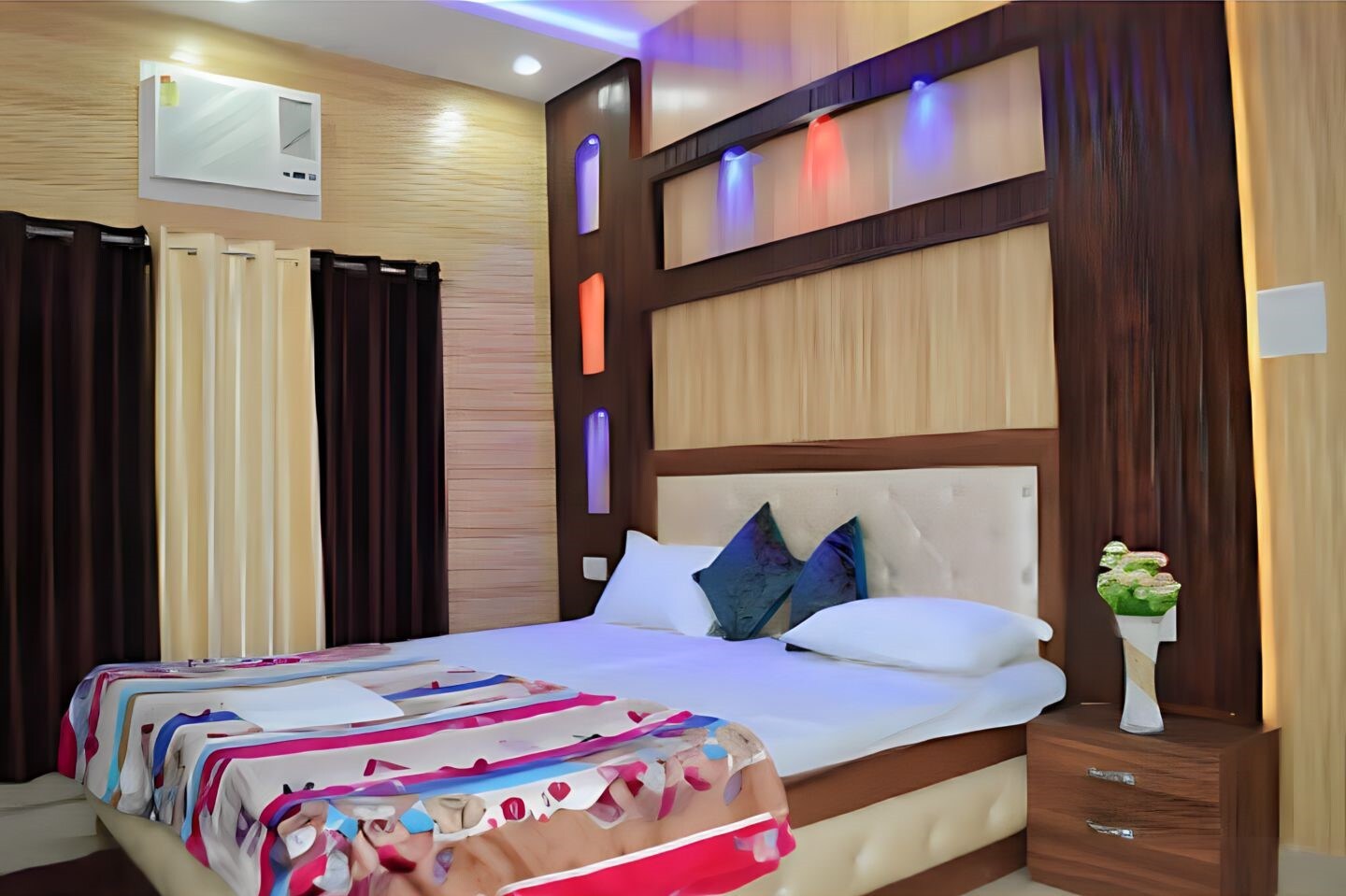 Taj Sqaure Homestay - Tap to explore photos